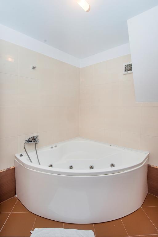 Aseltur Brasov Hotell Eksteriør bilde